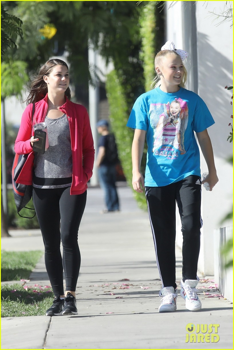 JoJo Siwa Visits a Hair Salon Ahead of Her 'KUWTK' Appearance