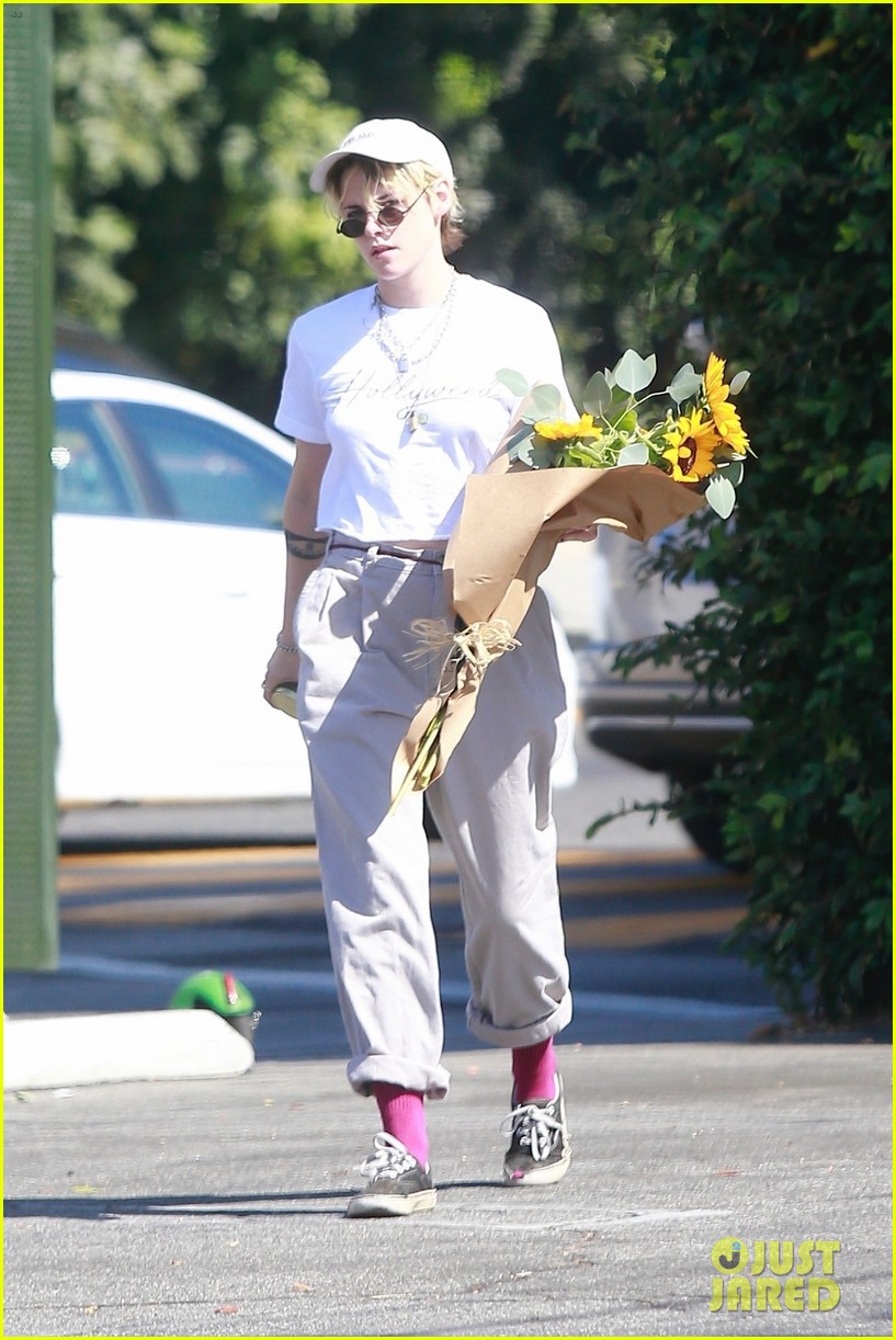 Kristen Stewart Heads Out to Buy Some Sunflowers!