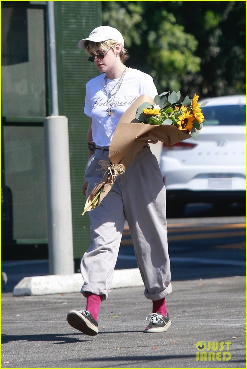 Kristen Stewart Heads Out to Buy Some Sunflowers! 