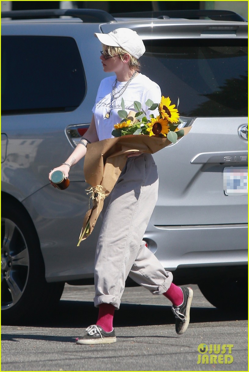 Kristen Stewart Heads Out to Buy Some Sunflowers!