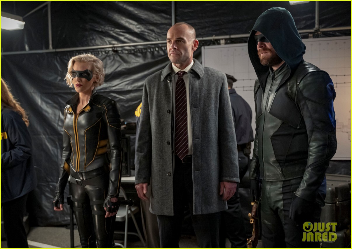 Oliver Faces a Familiar Life & Death Situation On 'Arrow' Tonight