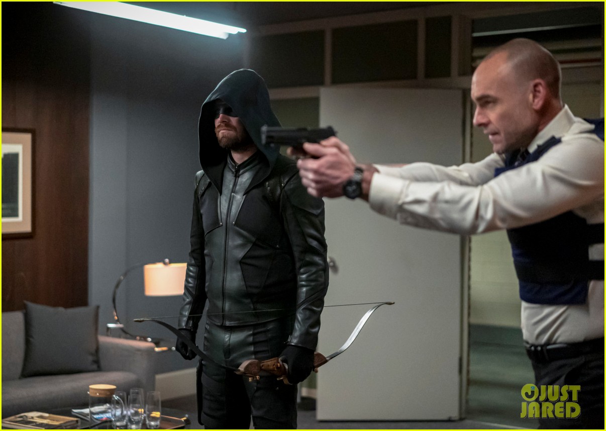 Oliver Faces a Familiar Life & Death Situation On 'Arrow' Tonight