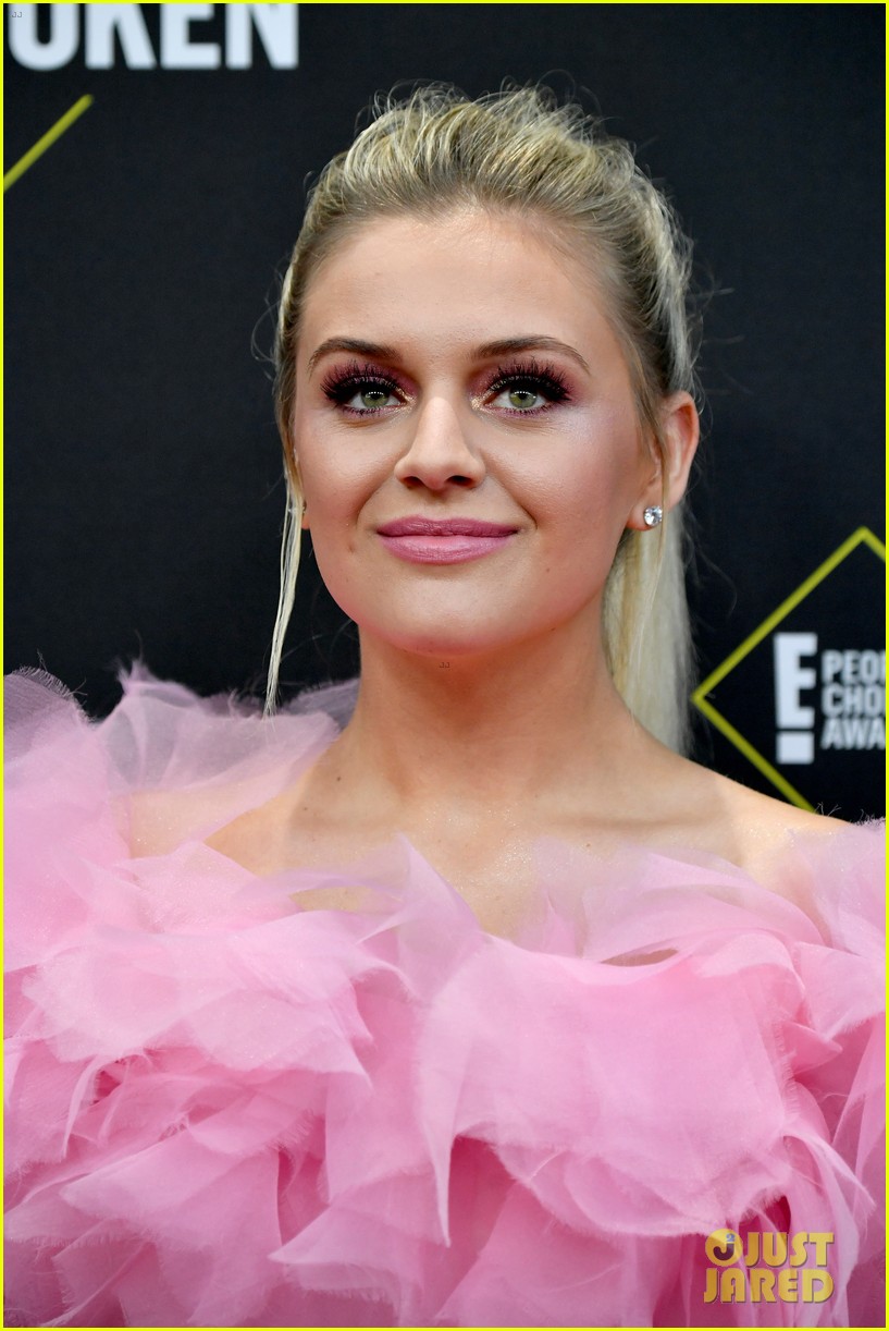 People's Choice Awards 2019 Performers Kelsea Ballerini & Alessia Cara Walk the Carpet!
