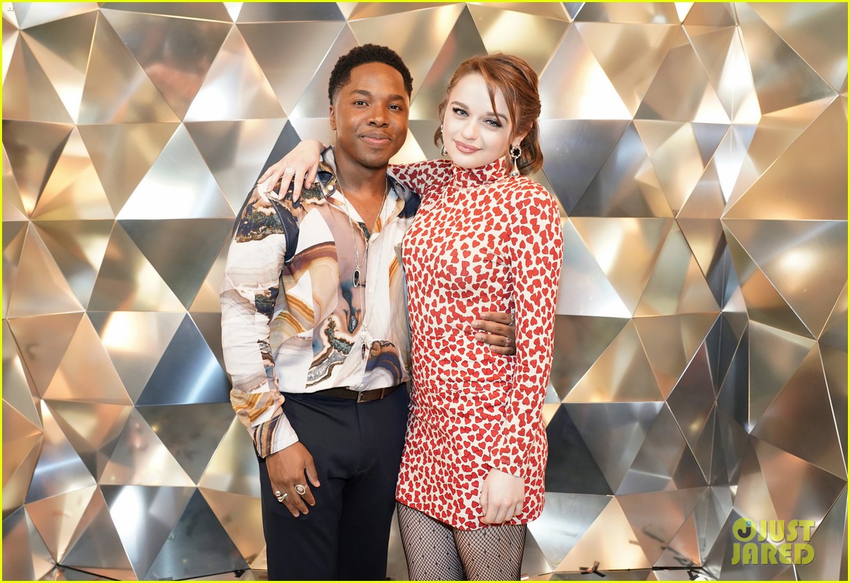 Joey King & 'Looking For Alaska' Stars Hit Up Hulu's 'Scene & Heard' SAG Event