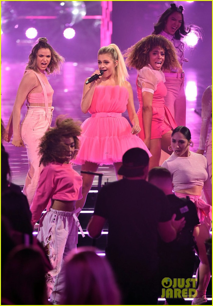 Alessia Cara & Kelsea Ballerini Performed During People's Choice Awards! (Video)