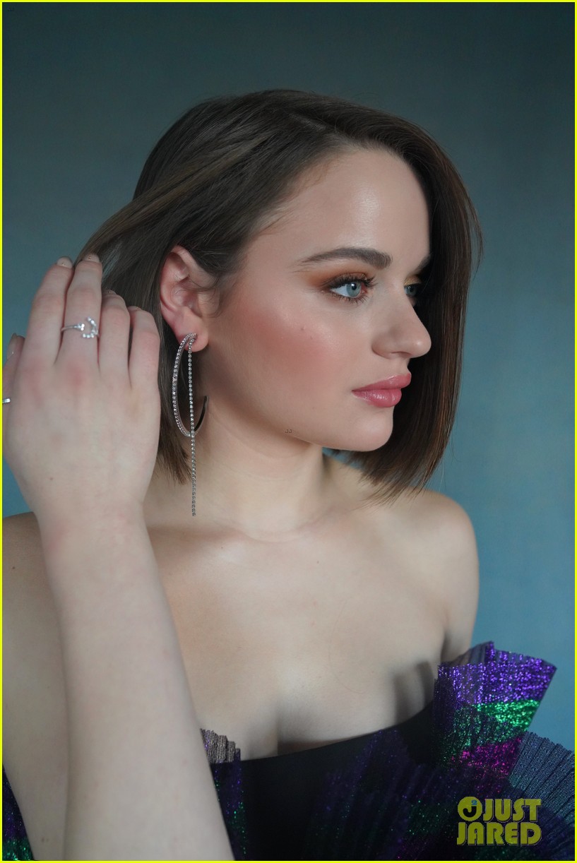 Joey King Brings an Array of Colors to the People's Choice Awards 2019