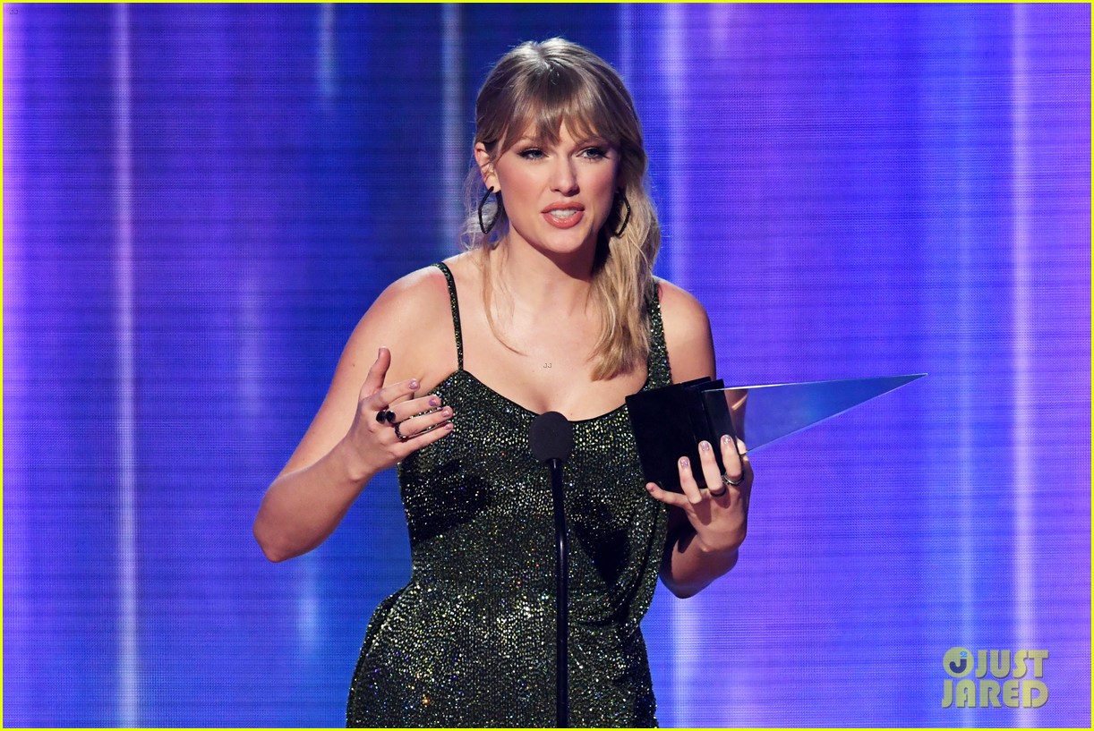 Taylor Swift Specifically Thanks Her New Record Label at AMAs 2019 (Video)