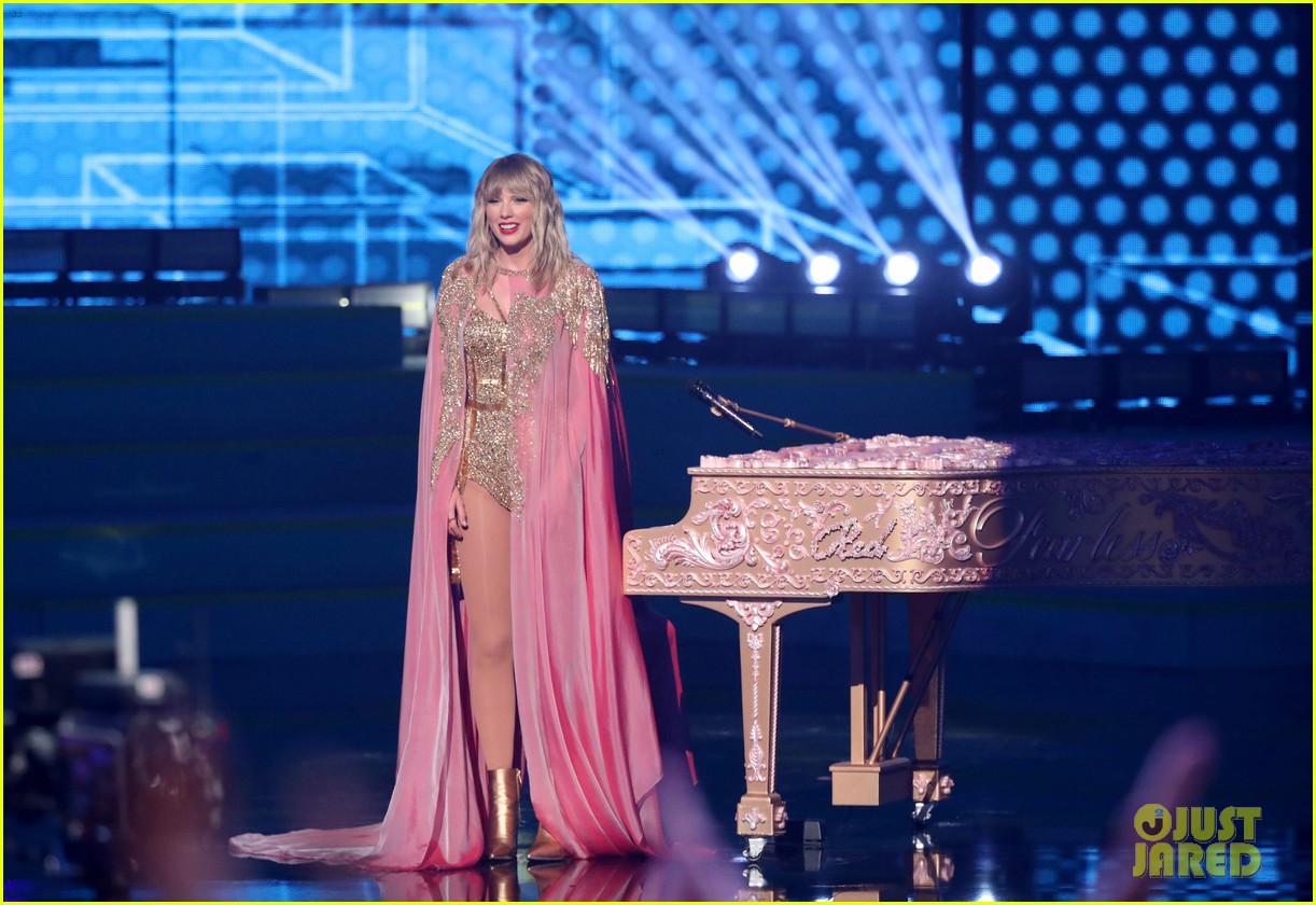 Watch Taylor Swift's Artist of the Decade Speech at AMAs 2019 (Video)