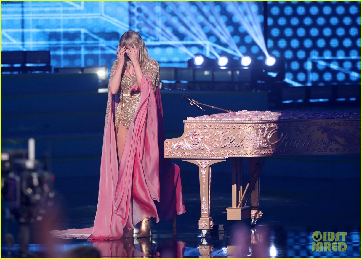 Watch Taylor Swift's Artist of the Decade Speech at AMAs 2019 (Video)
