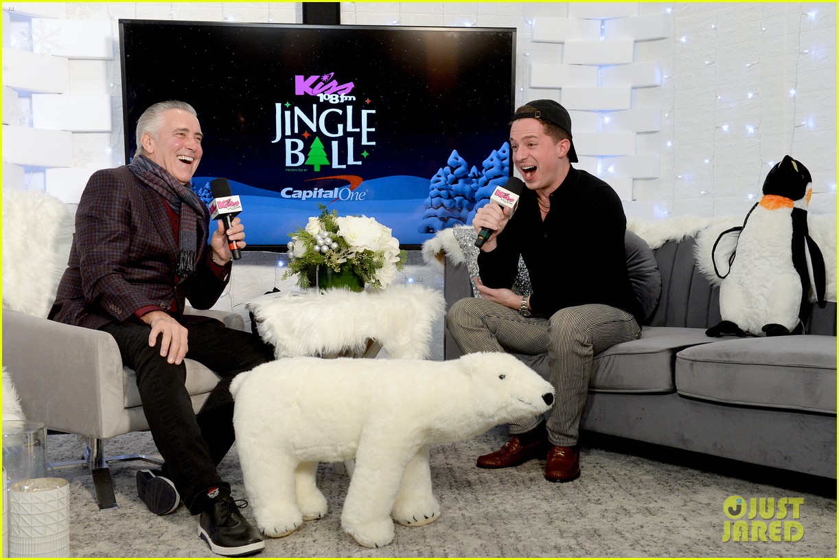 Niall Horan Hangs With A Penguin Backstage at Jingle Ball in Boston