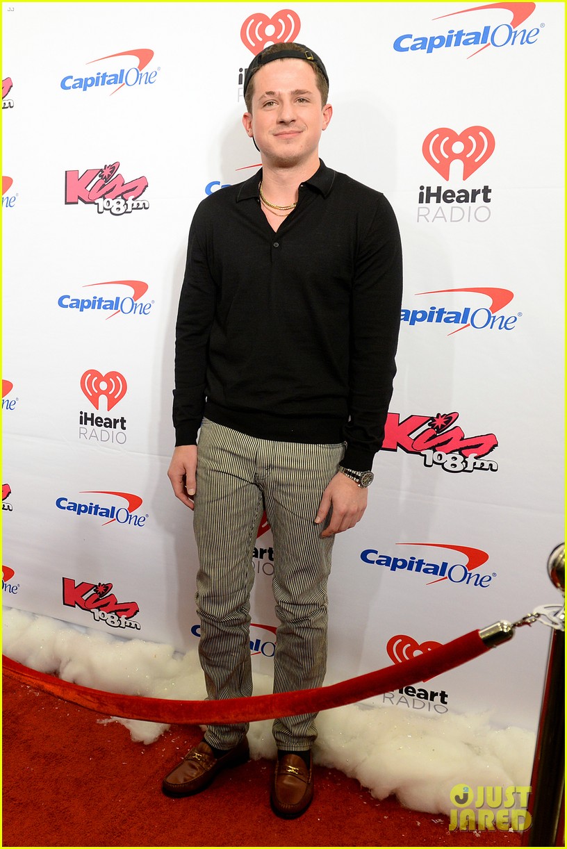 Niall Horan Hangs With A Penguin Backstage at Jingle Ball in Boston