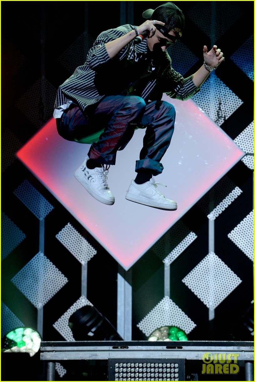 Niall Horan Hangs With A Penguin Backstage at Jingle Ball in Boston