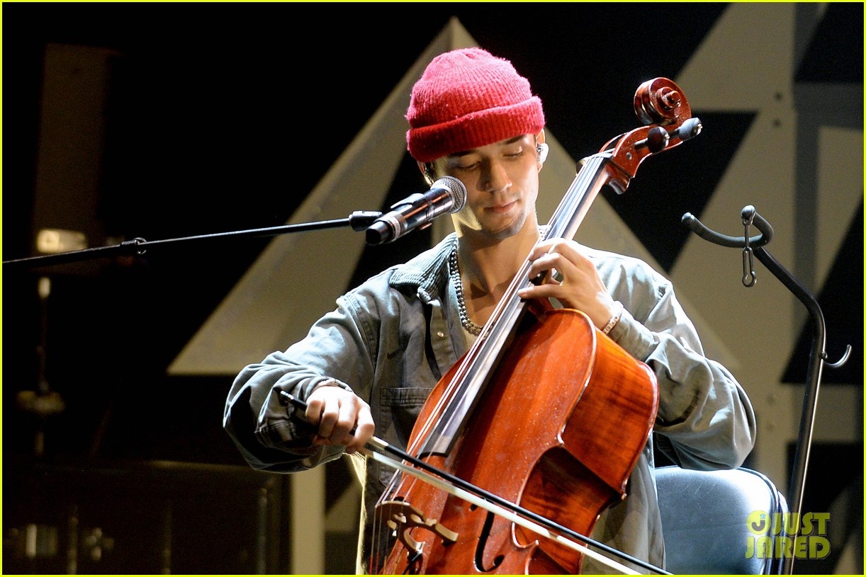 Niall Horan Hangs With A Penguin Backstage at Jingle Ball in Boston