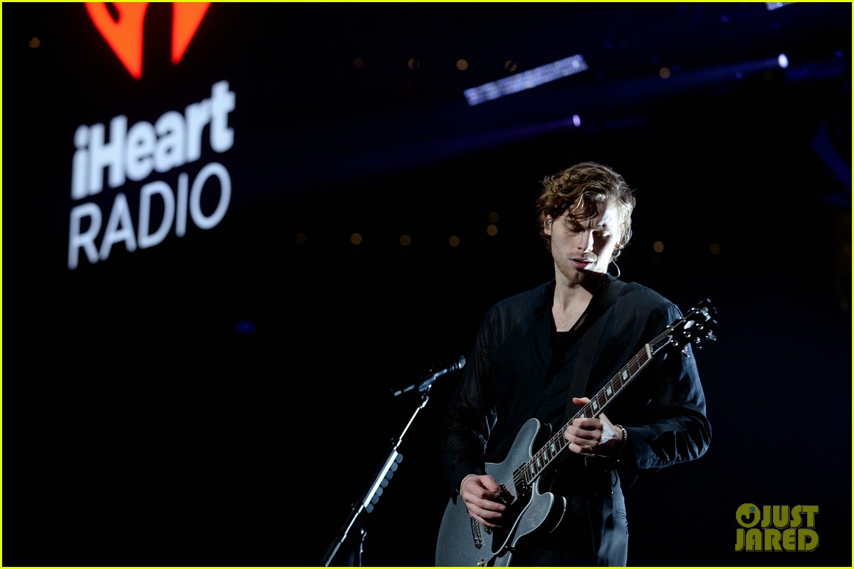 Niall Horan Hangs With A Penguin Backstage at Jingle Ball in Boston