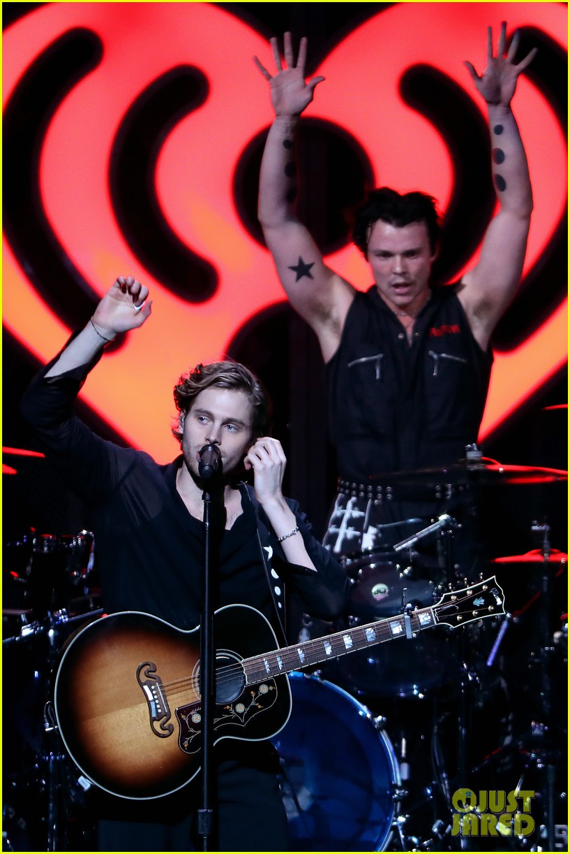 Niall Horan Hangs With A Penguin Backstage at Jingle Ball in Boston