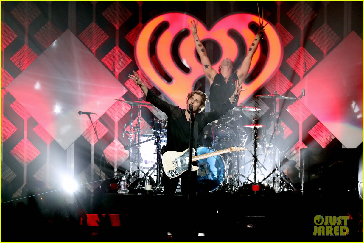 Niall Horan Hangs With A Penguin Backstage at Jingle Ball in Boston