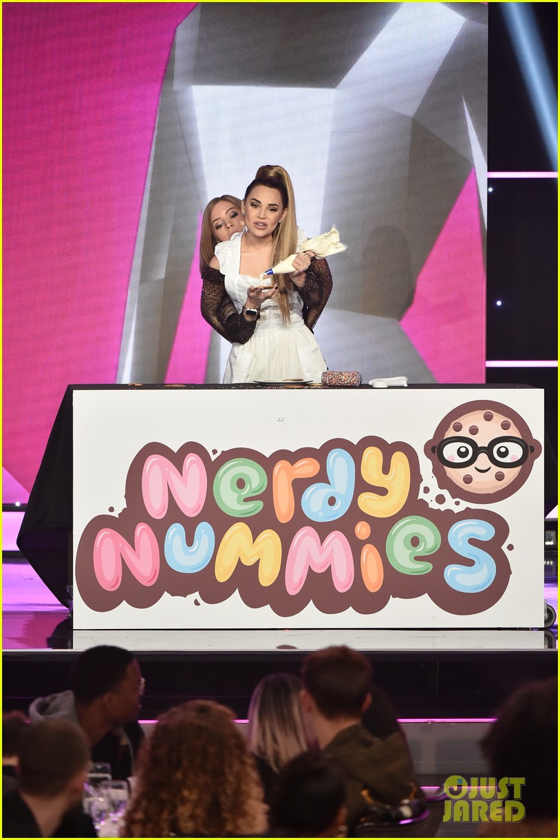 Niki & Gabi Look So Chic at Streamy Awards 2019!