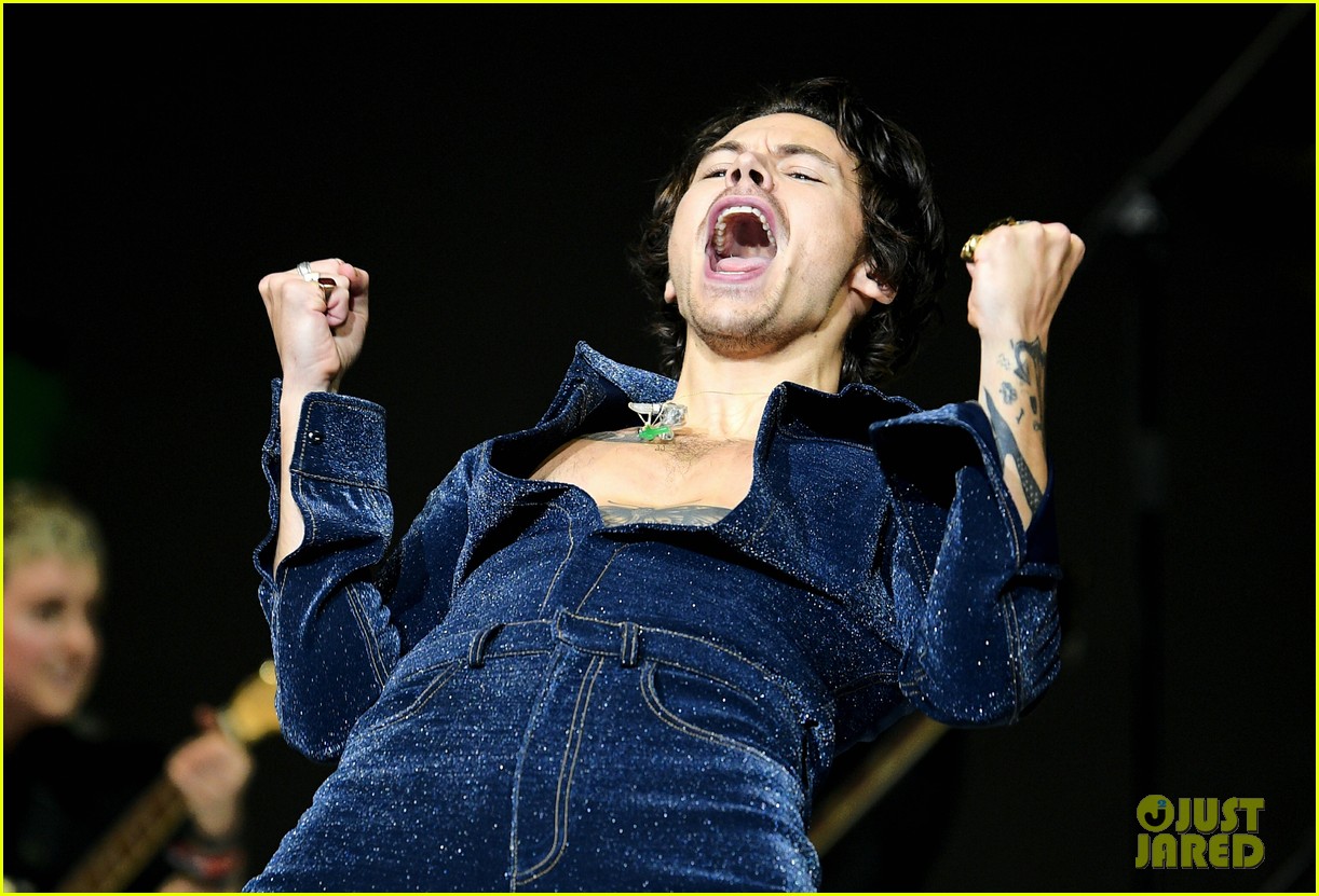 Harry Styles Surprises Jingle Ball 2019 with One Direction Song - Watch Performance!