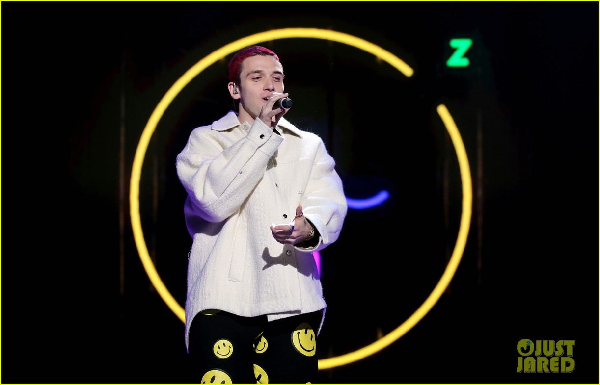 Harry Styles Surprises Jingle Ball 2019 with One Direction Song - Watch Performance!