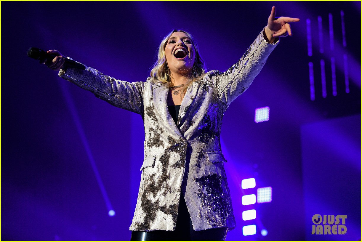 Harry Styles Surprises Jingle Ball 2019 with One Direction Song - Watch Performance!