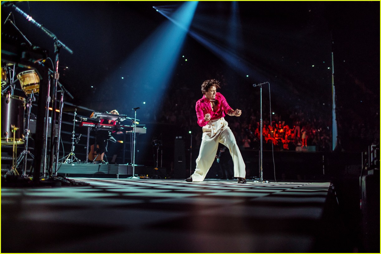 Harry Styles Performs New 'Fine Line' Album in Full at The Forum Show!