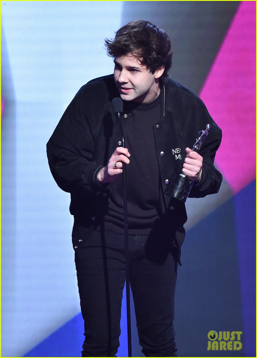 Tana Mongeau Wins Creator of the Year at Streamy Awards 2019!