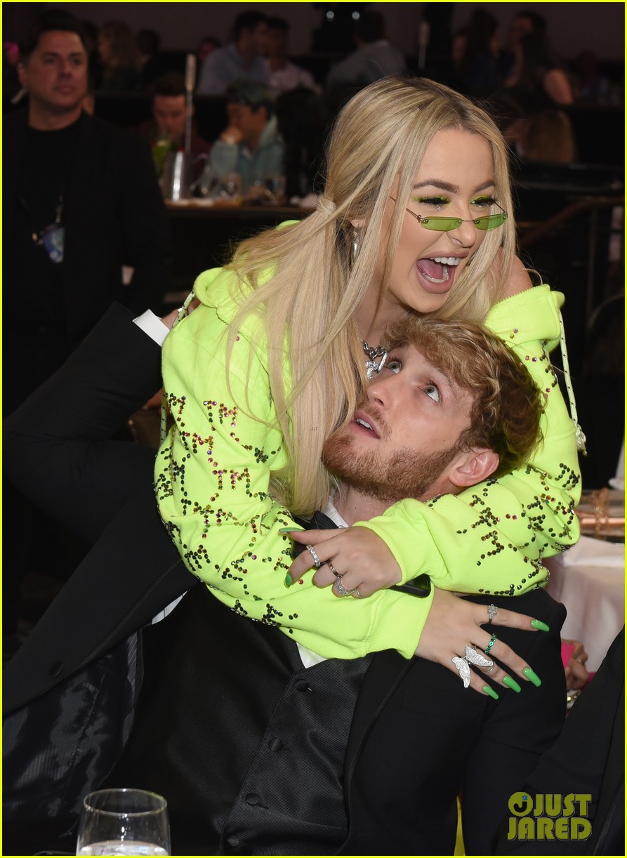 Tana Mongeau Wins Creator of the Year at Streamy Awards 2019!
