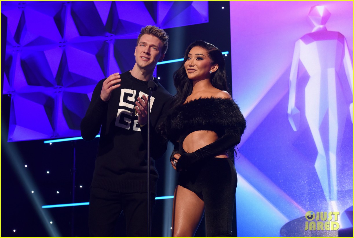 Tana Mongeau Wins Creator of the Year at Streamy Awards 2019!