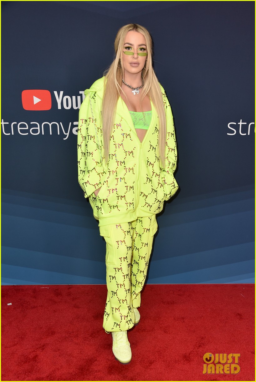 Tana Mongeau Wins Creator of the Year at Streamy Awards 2019!