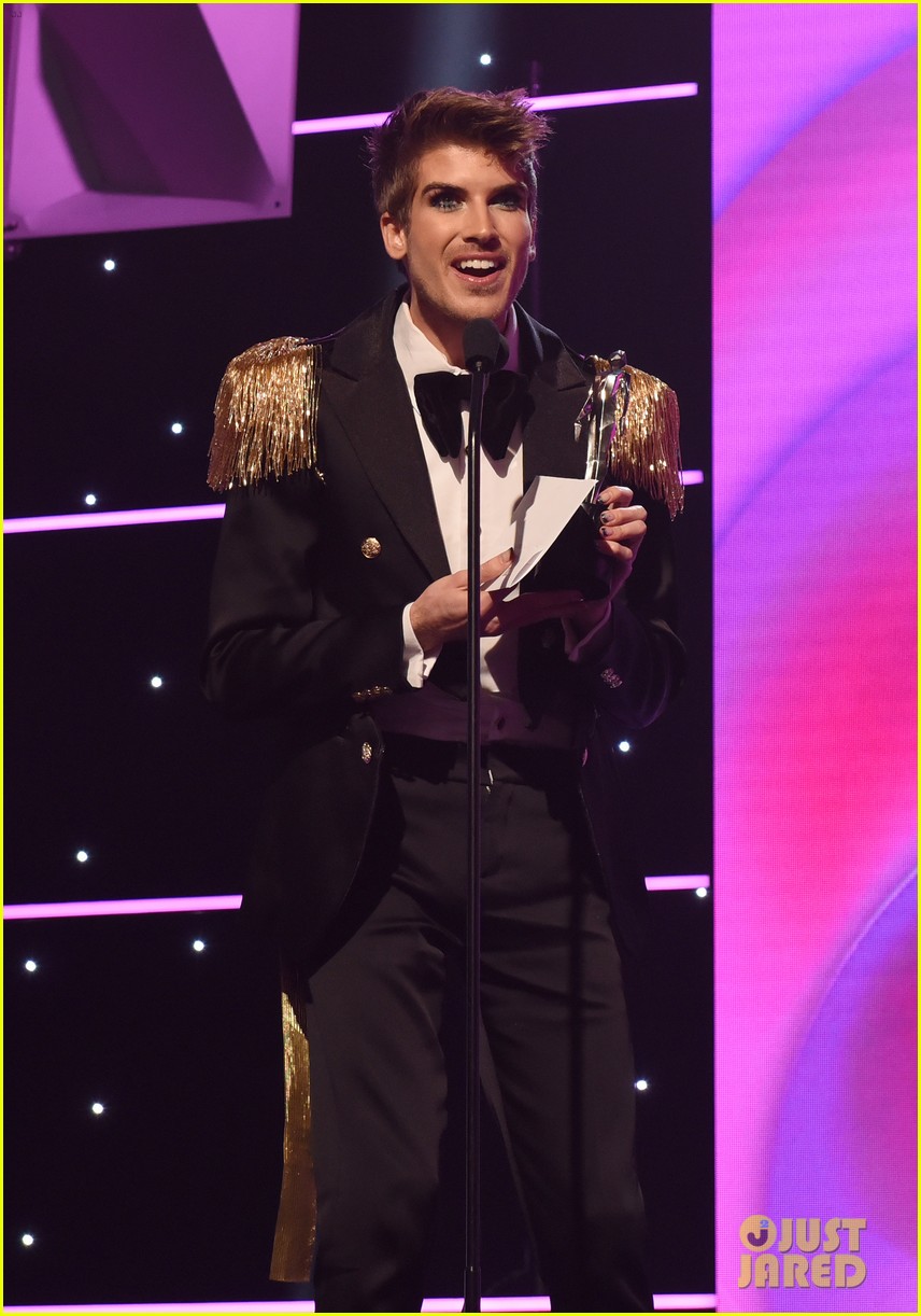 Tana Mongeau Wins Creator of the Year at Streamy Awards 2019!