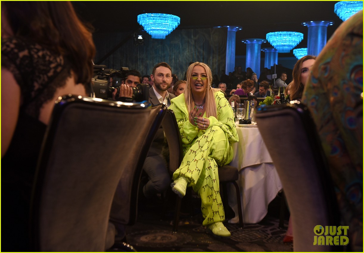 Tana Mongeau Wins Creator of the Year at Streamy Awards 2019!