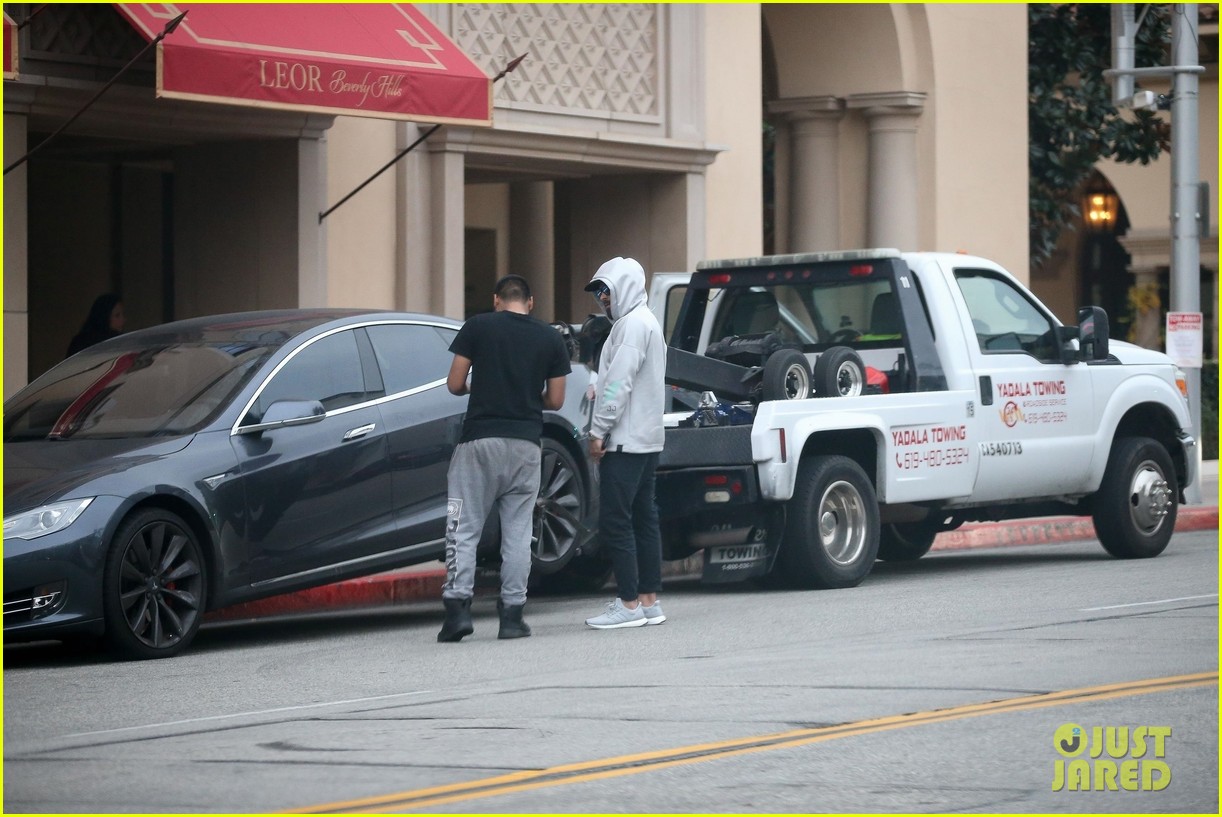 Zac Efron's Car Breaks Down While Out in Beverly Hills!