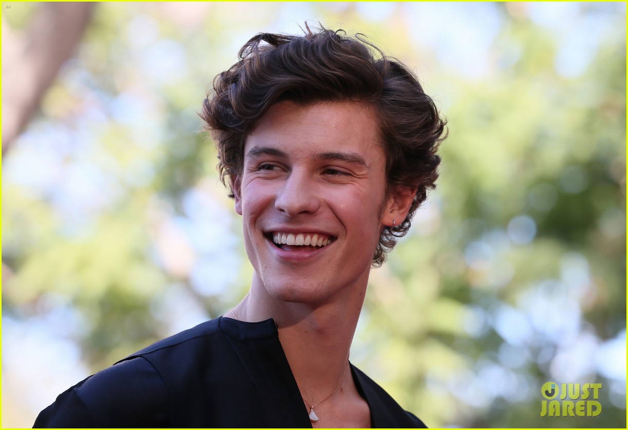 Justin Bieber Joins Hailee Steinfeld & Shawn Mendes at UMG's Chief Lucian Grainge Walk of Fame Ceremony!