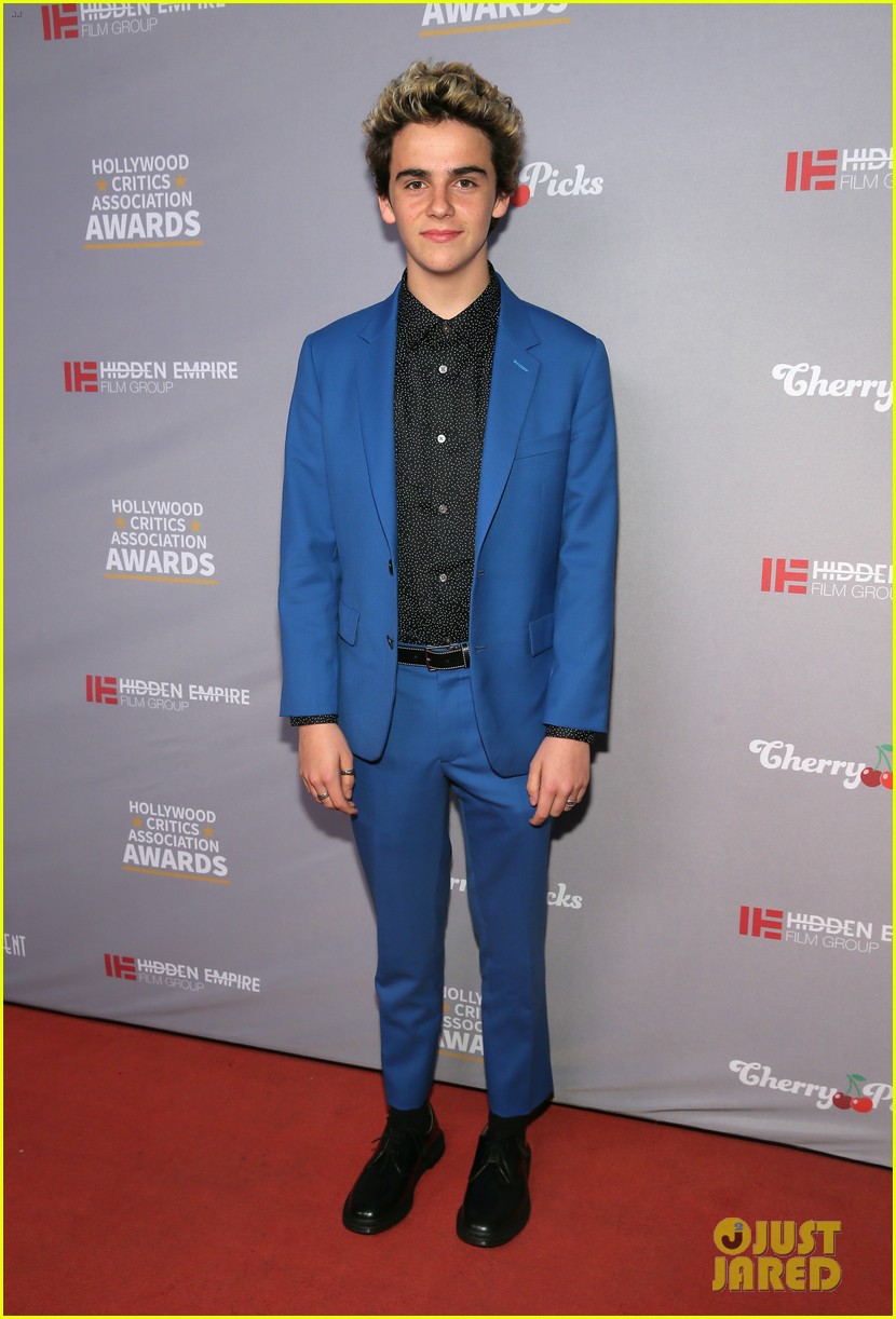 Kaitlyn Dever, Jack Dylan Grazer, & More Get Honored at Hollywood Critics Awards!
