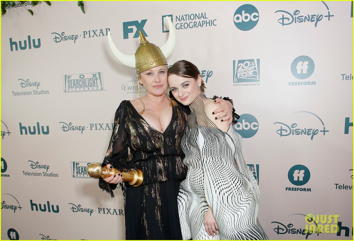 Joey King Details the Moment When Patricia Arquette Accidentally Gave Her a Bruise at the Golden Globes