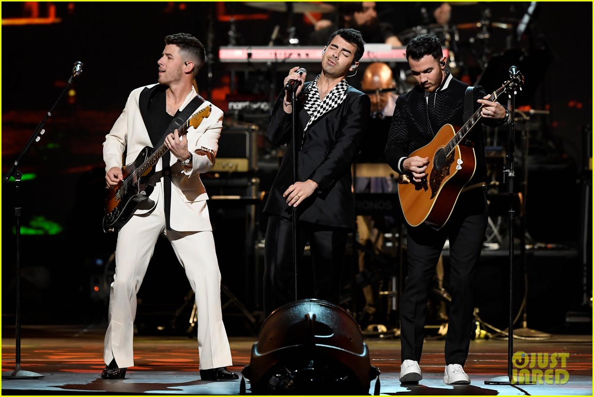 Jonas Brothers Kick Off Grammys Weekend with MusiCares Performance!