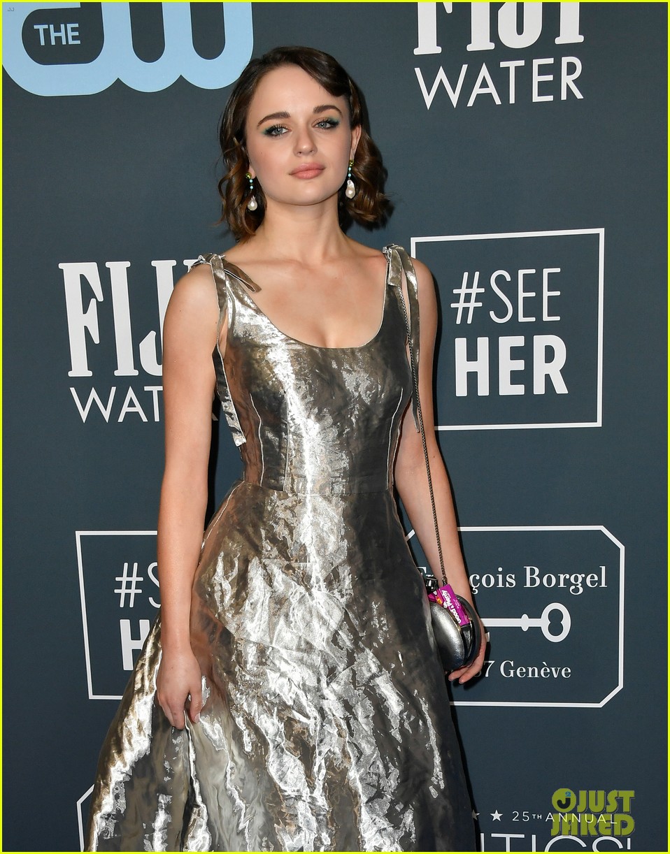 Joey King Brings a Box of Good n Plenty to Critics' Choice Awards 2020!
