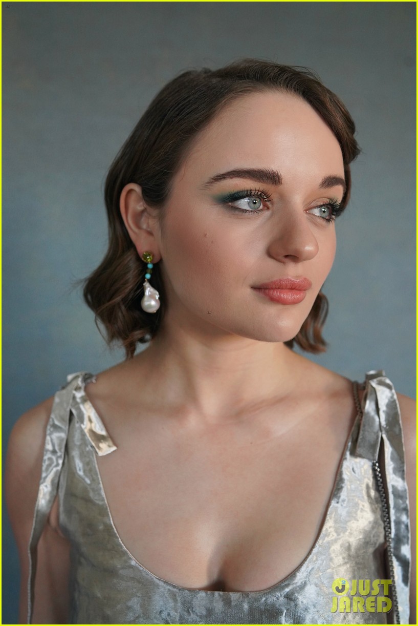 Joey King Brings a Box of Good n Plenty to Critics' Choice Awards 2020!