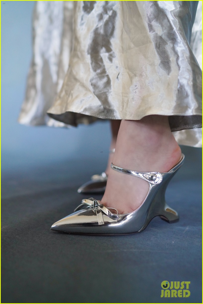 Joey King Brings a Box of Good n Plenty to Critics' Choice Awards 2020!