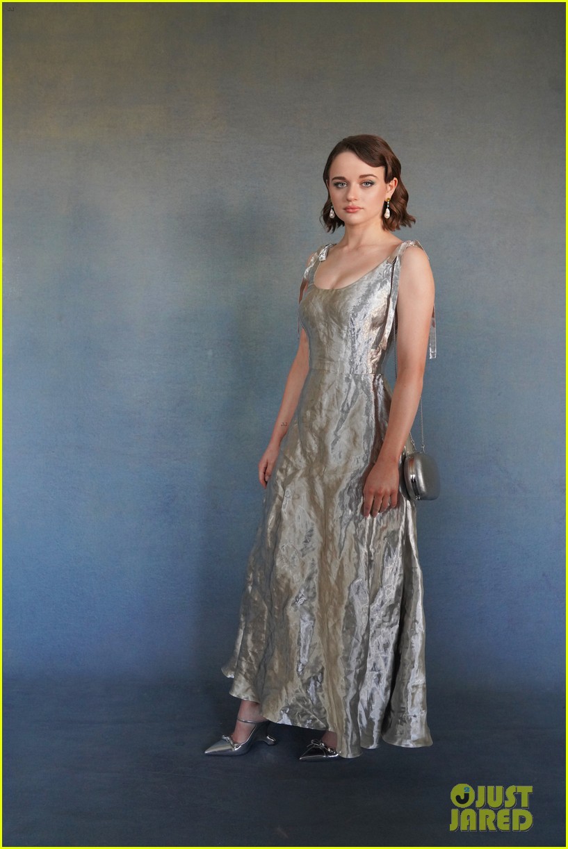 Joey King Brings a Box of Good n Plenty to Critics' Choice Awards 2020!
