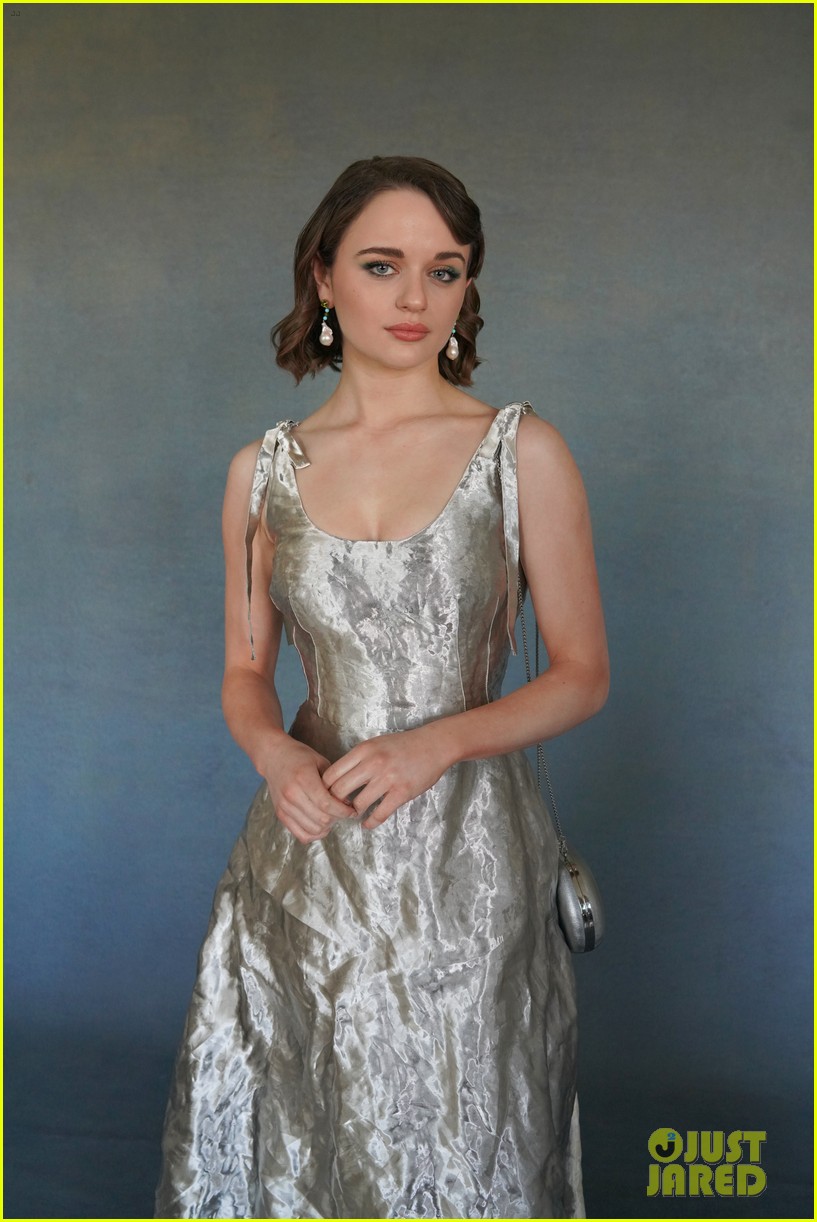 Joey King Brings a Box of Good n Plenty to Critics' Choice Awards 2020!
