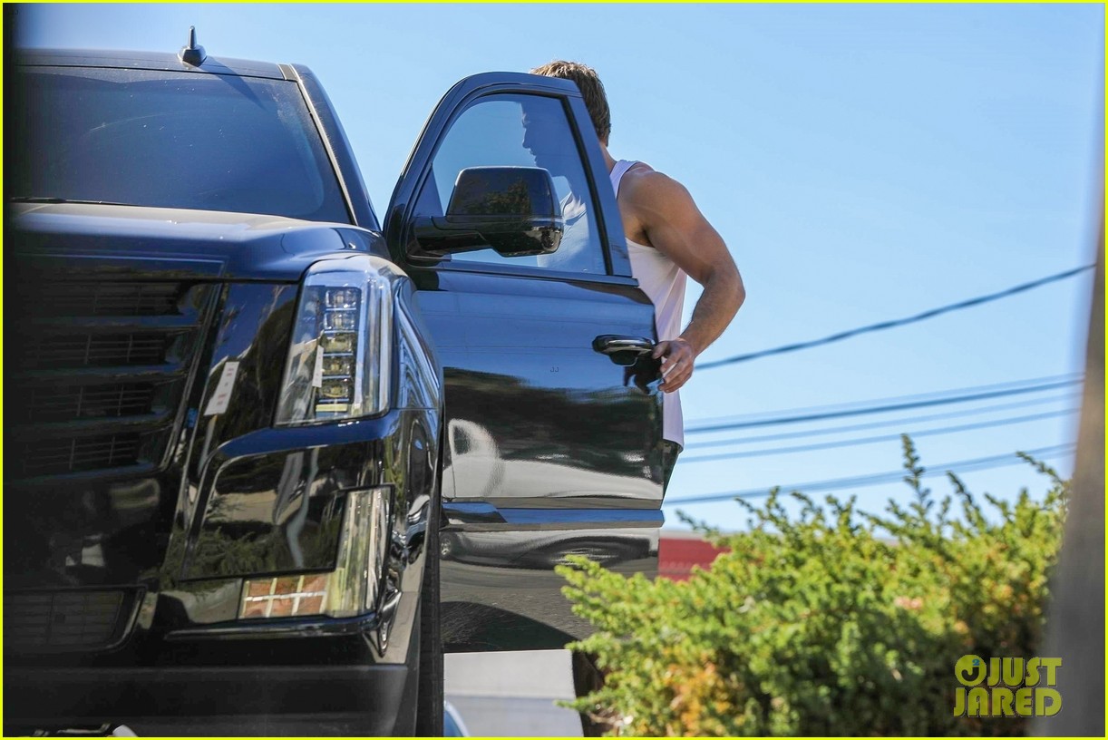 Liam Hemsworth Puts His Muscles On Display After Hitting the Gym!