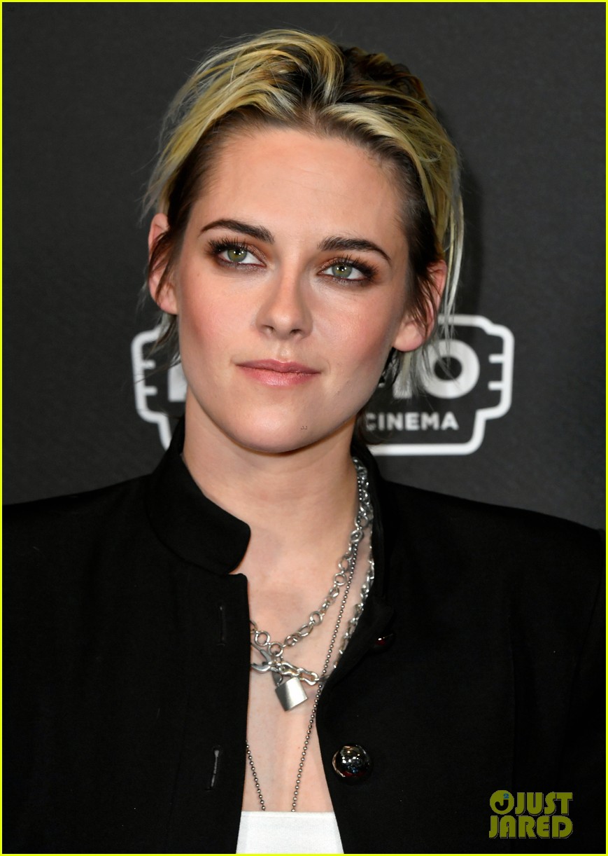 Kristen Stewart Pairs Crop Top With Blazer at 'Underwater' Screening 