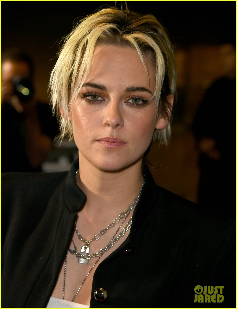 Kristen Stewart Pairs Crop Top With Blazer at 'Underwater' Screening 