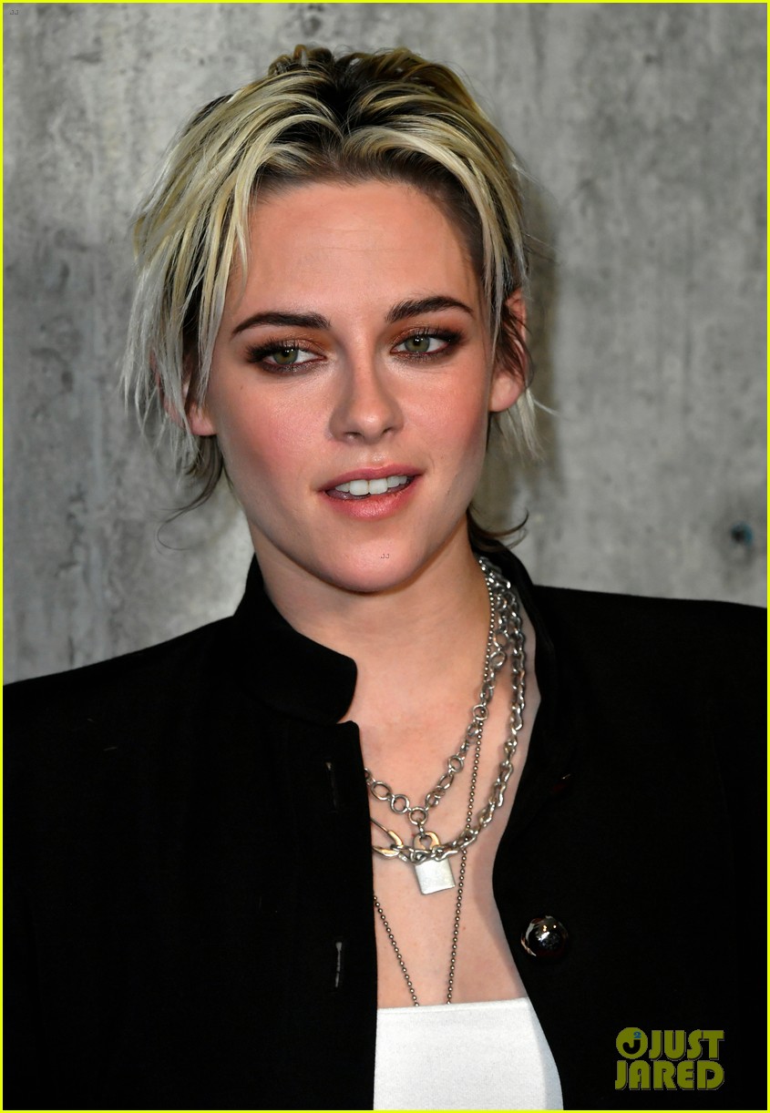 Kristen Stewart Pairs Crop Top With Blazer at 'Underwater' Screening 