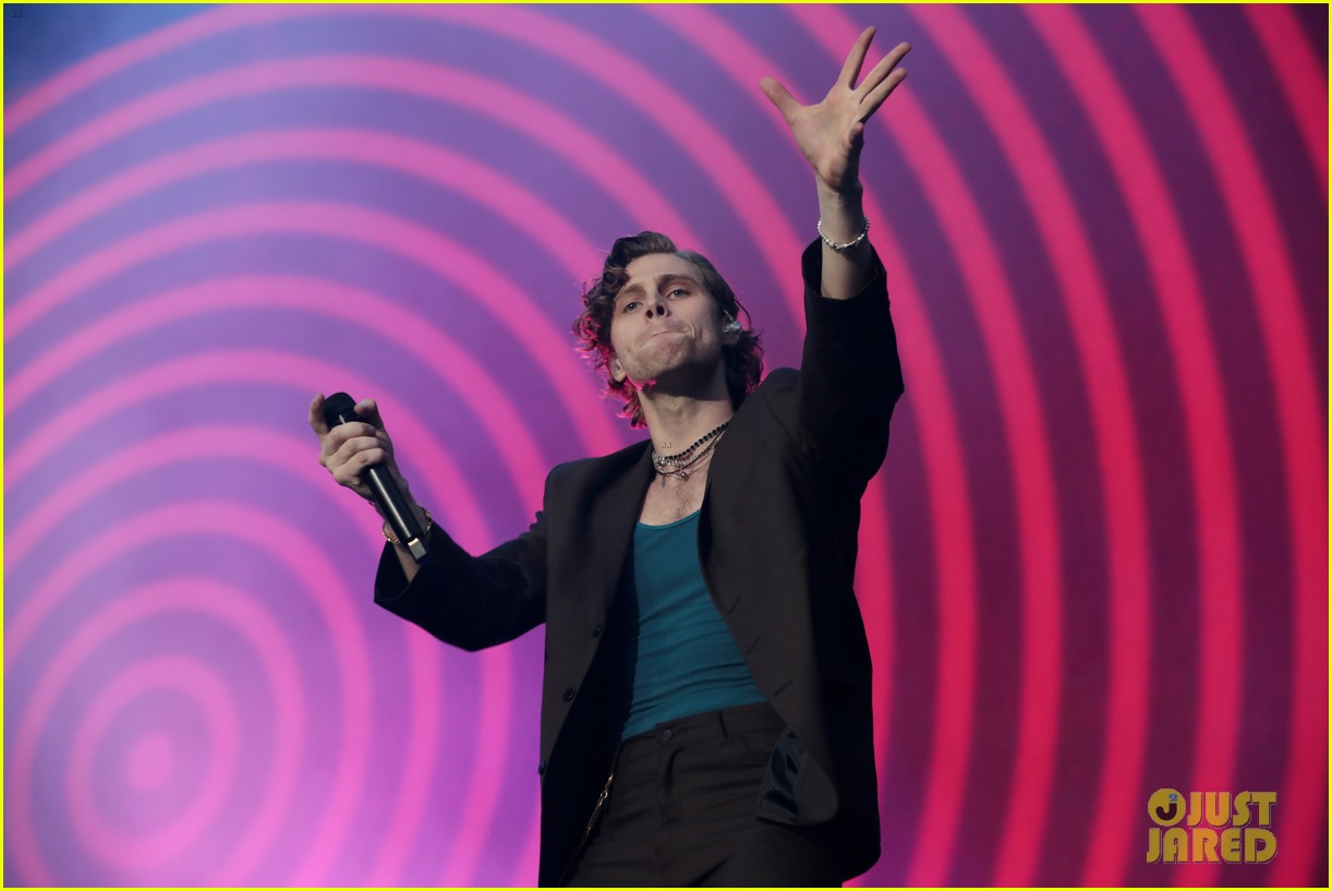 5 Seconds of Summer's Ashton Irwin Goes Shirtless For Australia Fire Fight Concert