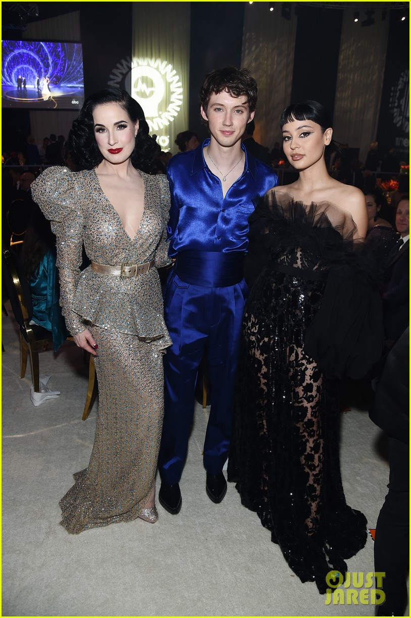 Bella Thorne, Ally Maki & Sydney Sweeney Go Pink For Elton John's Oscars 2020 Viewing Party