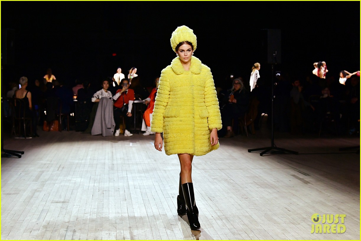 Miley Cyrus Walks in Marc Jacobs Fashion Show Alongside Hadid Sisters!