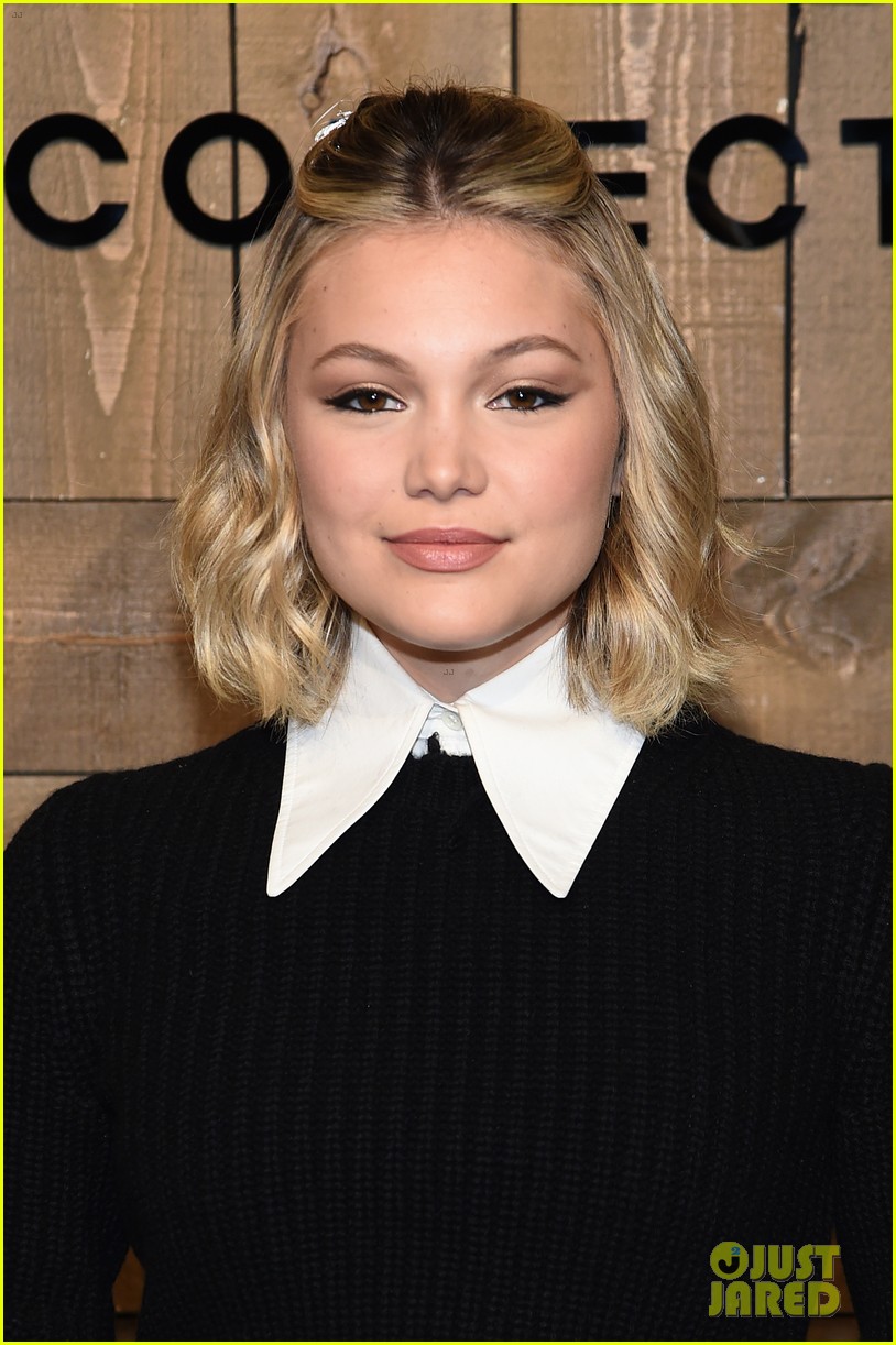 Dove Cameron Adds Tiny Twists To Her Hair For Michael Kors Fashion Show in NYC
