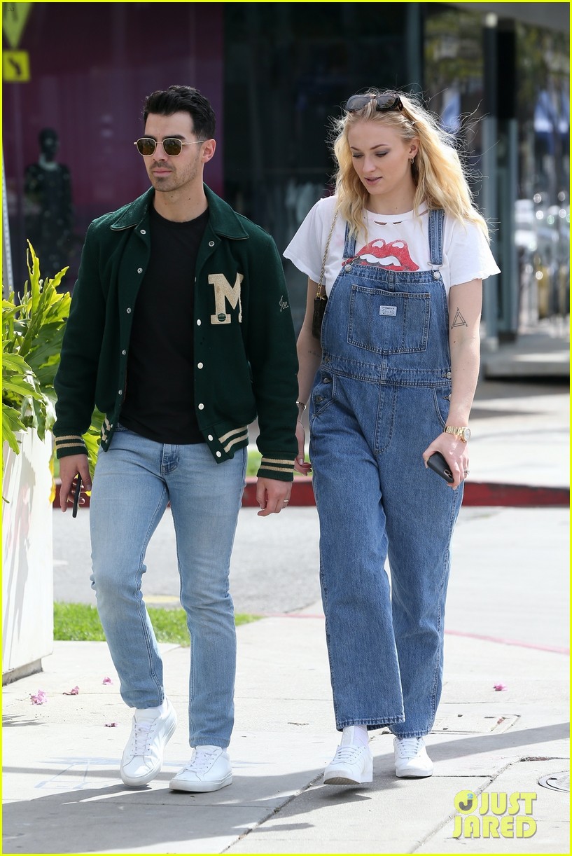 Joe Jonas Joins Pregnant Sophie Turner on a Friday Smoothie Run
